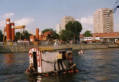 schwimmender bauwagen