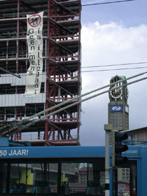 spandoek 'Geen mens is illegaal'